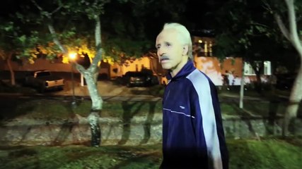 Caméra cachée : un homme âgé roi du foot freestyle