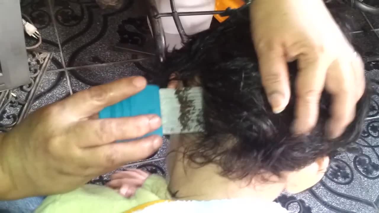 Un enfant a les cheveux infestés de poux