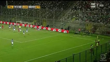 Jogador paga mico em lateral