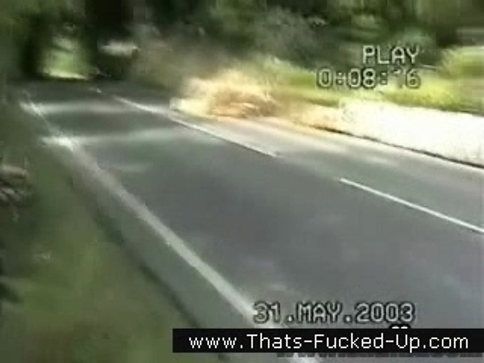 accident de moto le gars s'envole droit dans le mur