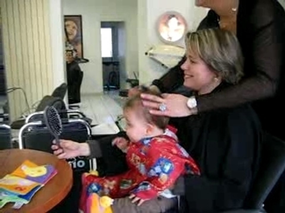 Bébe se fait couper les cheveux