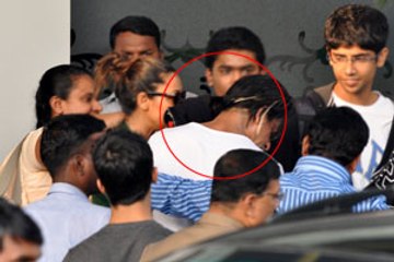 When AbRam surprised SRK on the sets!