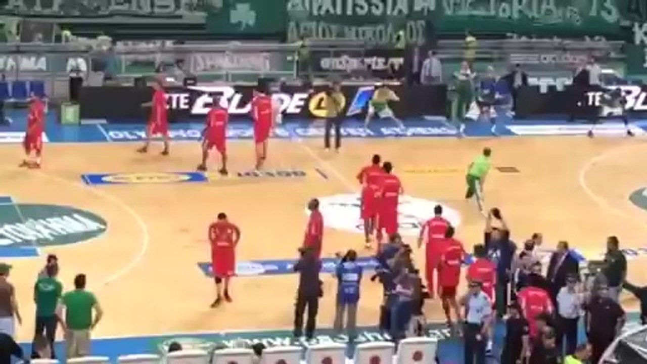 H είσοδος των παικτών του Ολυμπιακού στο παρκέ