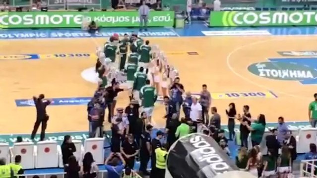H είσοδος των παικτών του Παναθηναϊκού στο παρκέ