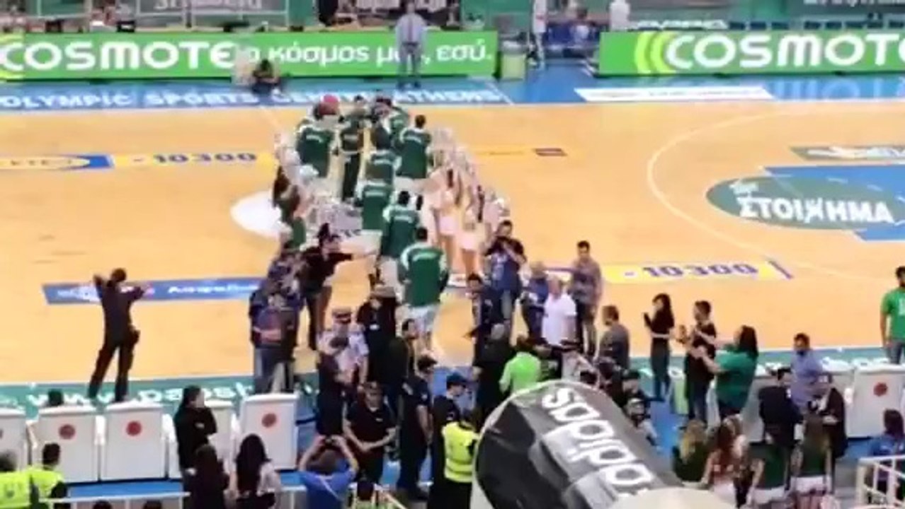 H είσοδος των παικτών του Παναθηναϊκού στο παρκέ