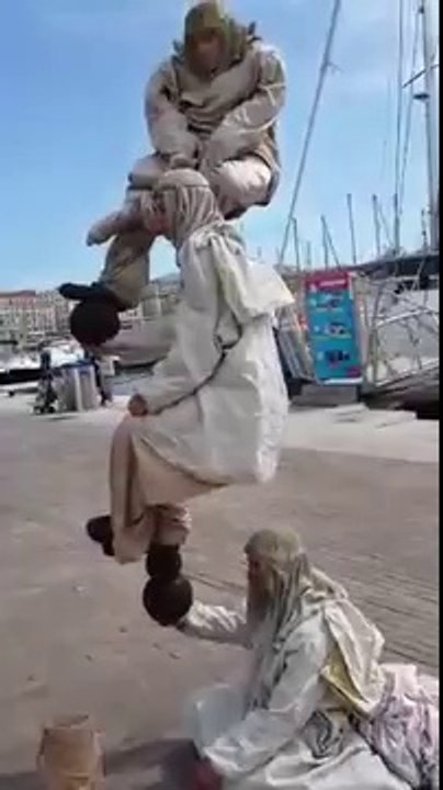 3 hommes en lévitation au Maroc