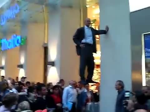 Homme en lévitation dans la rue