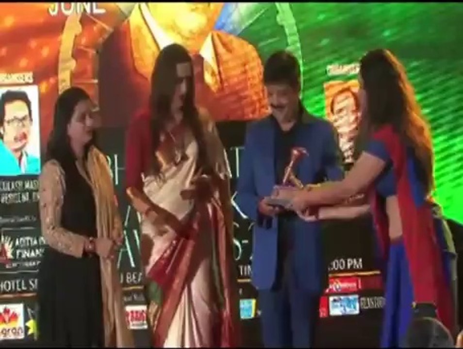 Celebs honoured at Bharat Ratna Ambedkar Awards  - IANS India Videos