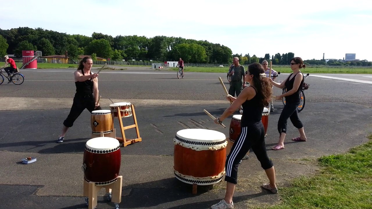 Shambala Daiko plays 'Zoku' (by KODO)