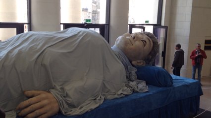 Le public visite la grand-mère à l'opéra