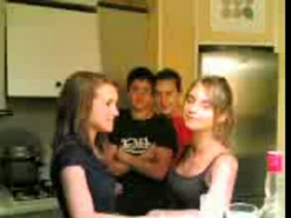 un super KISS entre 2 amiEs aie aie aie