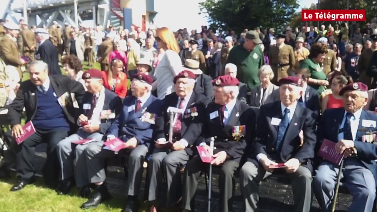 Débarquement. Hommage aux britanniques morts pour le "Pegasus bridge"