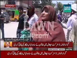 Policeman beaten in a public by Woman in Gujranwala
