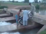 very funny Pakistani bike clips. MUST WATCH THAT - Watch Facebook Videos - Download - Share