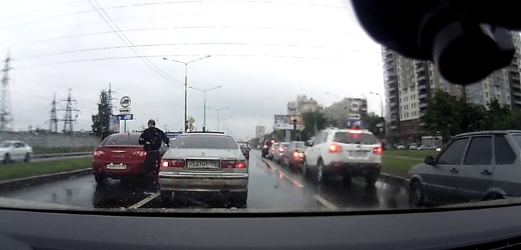 Road Rage : Un Russe qui cherche la bagarre va être servi