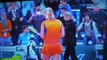 Un homme fait une clé de bras à un ados pour une serviette de joueuse de tennis! Kuznetsova contre Safarova