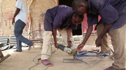 Reciclaje ilumina las noches en Malí
