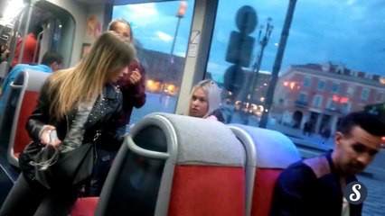 Un oeuf dans le tramway