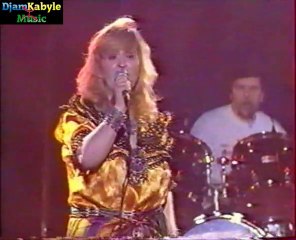 Malika Domrane "A Matoub" (Azwaw) live "Nuits du Ramadan" avec Arezki Baroudi à la batterie