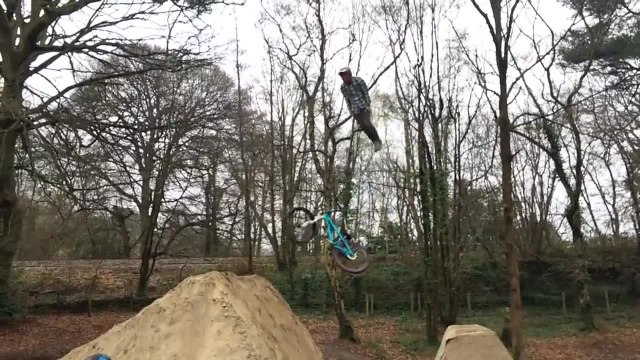 Imiter le saut d'un poisson en vélo