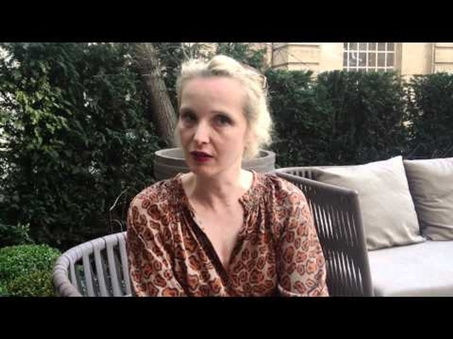 Interview : Julie Delpy en interview pour Glamour.com.mp4