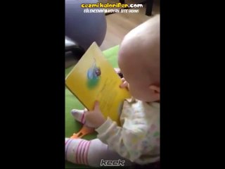 Ondiloliloli Diye Kitap Okuyan Bebek