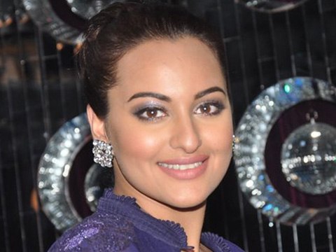 Sonakshi Sinhas Shocking Wardrobe Malfunction