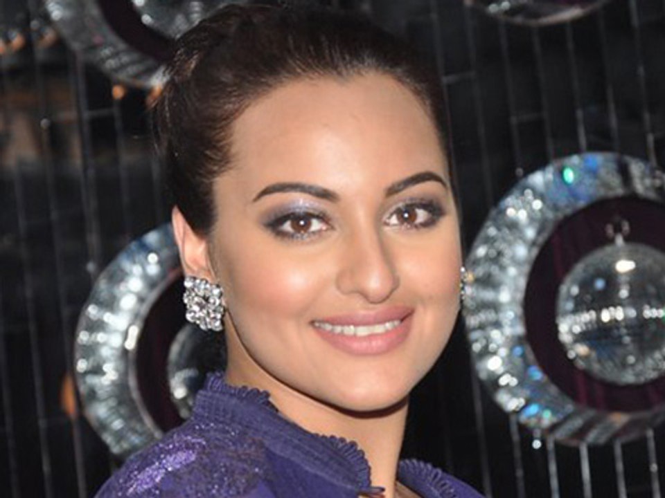 Sonakshi Sinhas Shocking Wardrobe Malfunction