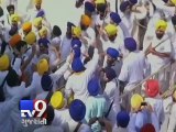 Violent clashes inside Amritsar's Golden Temple complex   Tv9 Gujarati