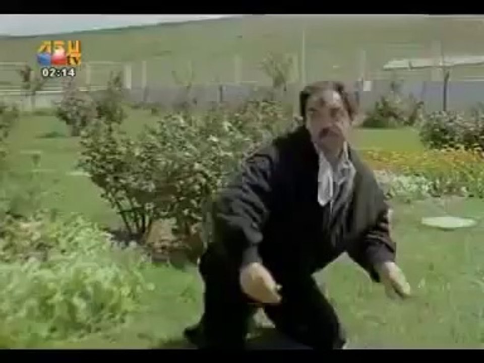 Fırlatılan Bıçağa Tekmeyle Yön Veren Adam