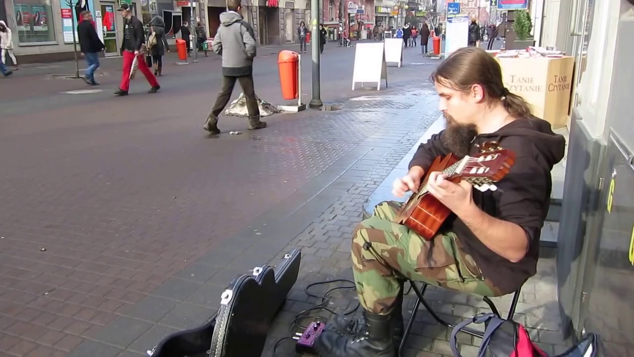 Guitariste de rue très talentueux! Magique...