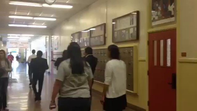 Des anciens élèves piègent le principal du lycée! hilarant...