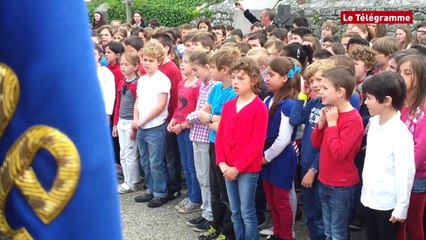 Pont-l'Abbé. Les enfants chantent pour le 6 juin