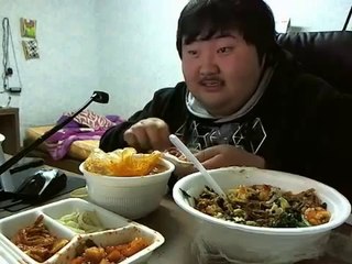 Un Coréen complètement fou avec sa nourriture ptdrr ! a voir