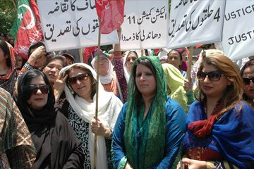 Dunya News - Police baton-charges PTI workers as they clash outside Islamabad's red zone
