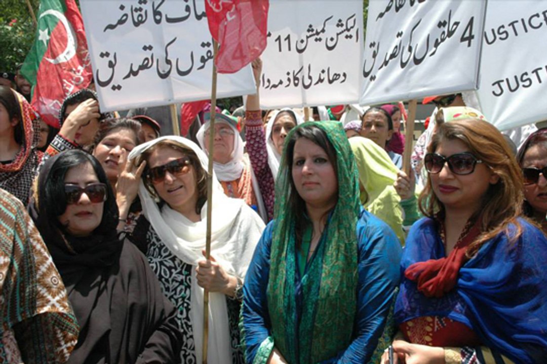 Dunya News - Police baton-charges PTI workers as they clash outside Islamabad's red zone