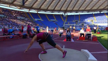 Valerie Adams amazing two fingers shot put