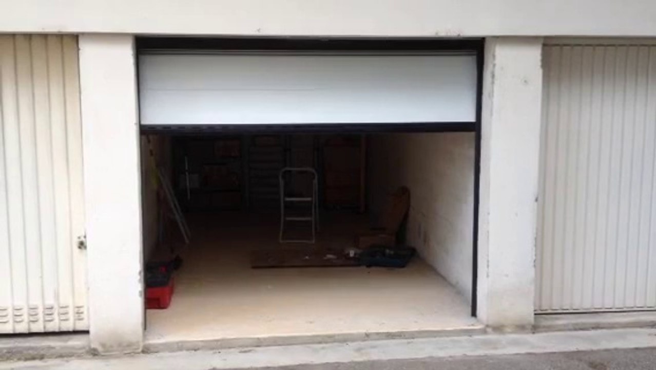 Porte de garage sectionnelle plafond G60 BaseMatic posée par APG Accès Portes de Garage