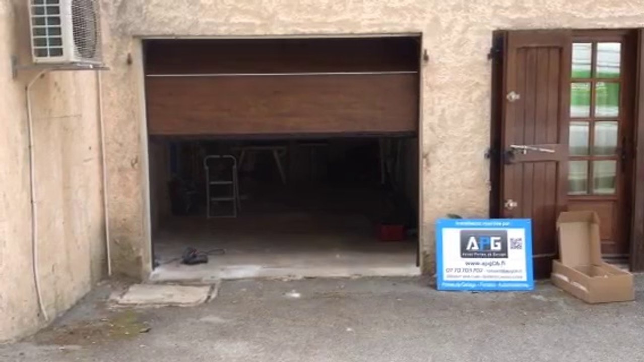 Porte de garage sectionnelle plafond G60 posée par APG Accès Portes de Garage