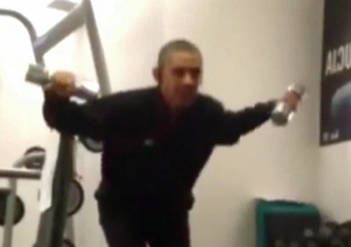 Barack Obama filmé en pleine séance de musculation - ZAPPING ACTU DU 06/06/2014