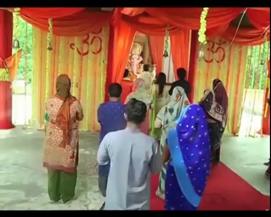 Do Dil Bandhe Ek Dori Se - Raghu trying hard to save Shivani