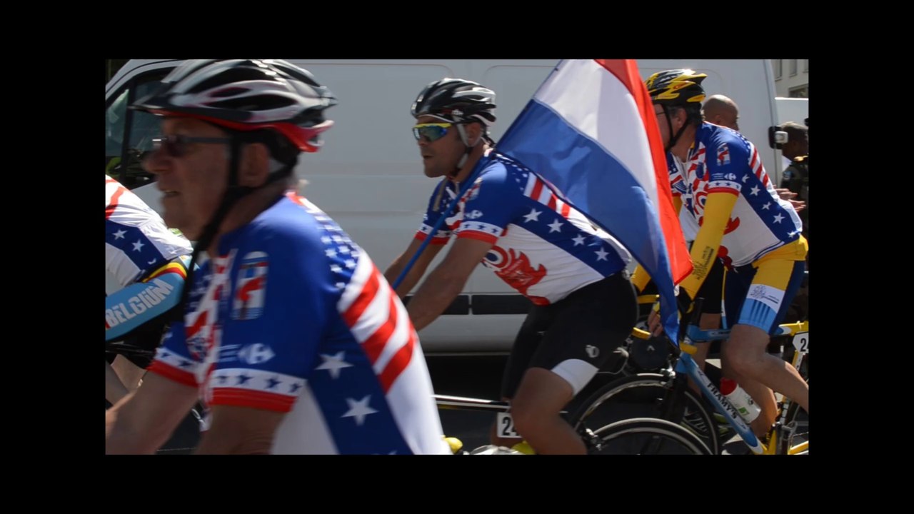 70e : L'arrivée des pompiers et des cyclos place de Gaulle