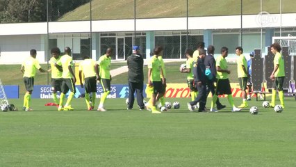 Télécharger la video: Jogadores da Seleção travam duelo acirrado de cobranças de falta