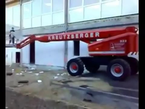 Gros fail de ce Chauffeur de nacelle, il s’éjecte tout seul! Saut de fou...