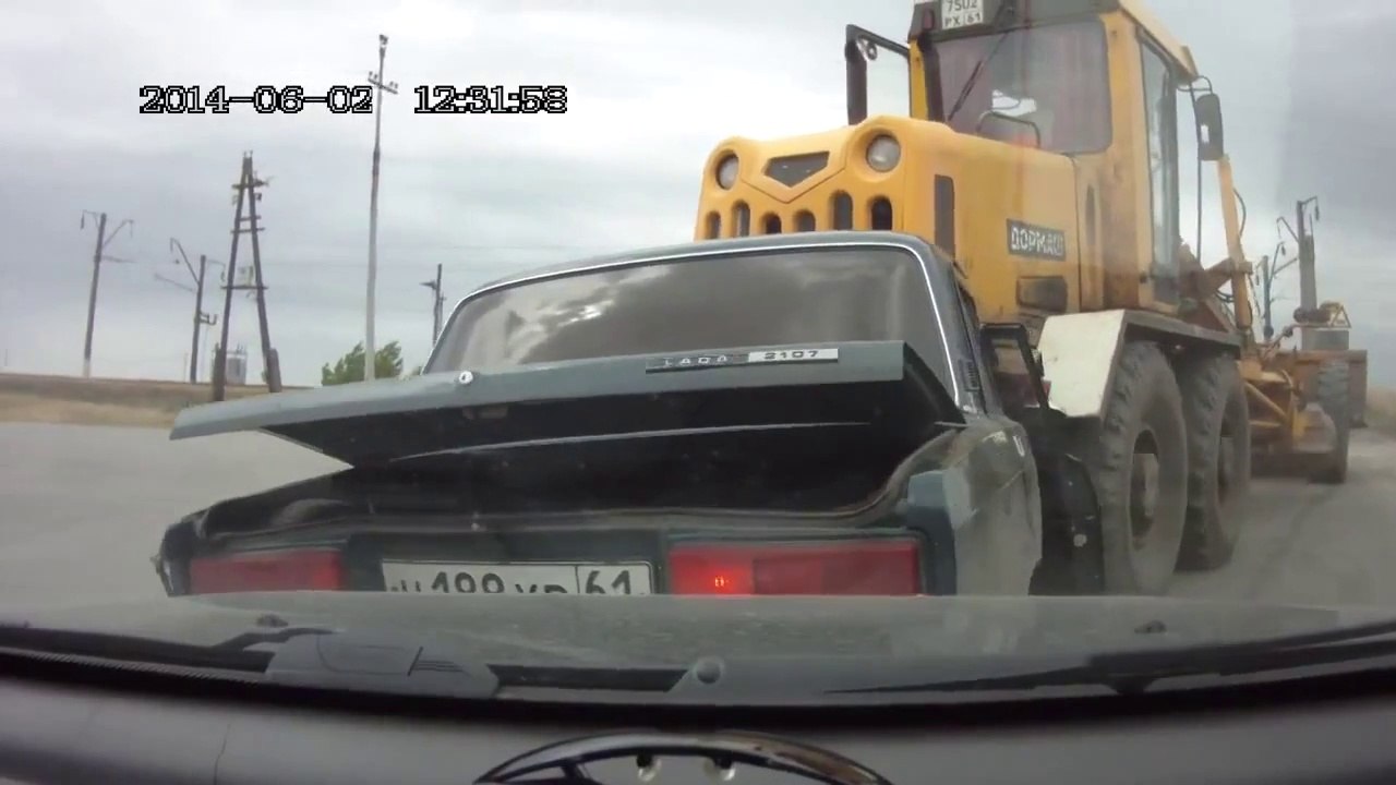 Pelleteuse VS voiture! Un gros engin de chantier sans frein dévale une route.