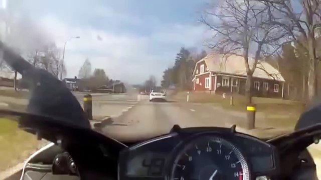 Course sauvage à 300 km/h : Mercedes SL63 AMG vs Yamaha R1