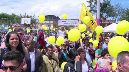 Santos faz campanha junto com Clara Lopez
