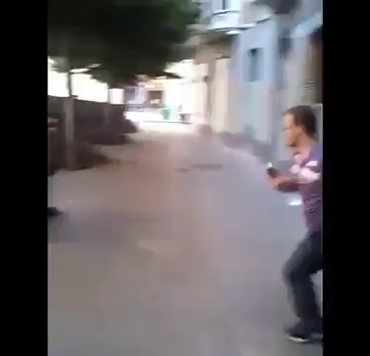 Gros débile shoot dans une poubelle et se met KO tout seul!