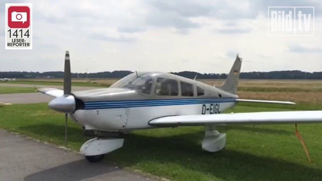 Un avion passe très près d'un vacancier allongé sur la plage!