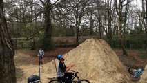 Un rider en BMX imite un saumon hors de l'eau